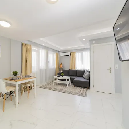 Cozy Flat W Balcony 5 Min To Beach In *