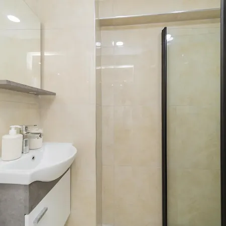 Cozy Flat W Balcony 5 Min To Beach In